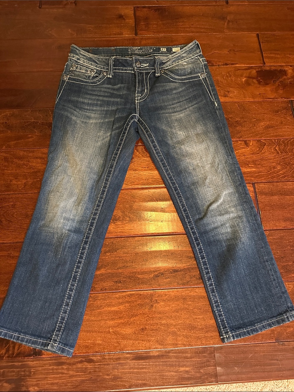 Miss Me Low-Rise stretch Fleur De Lis Embellished Signature Capri Jeans size 27